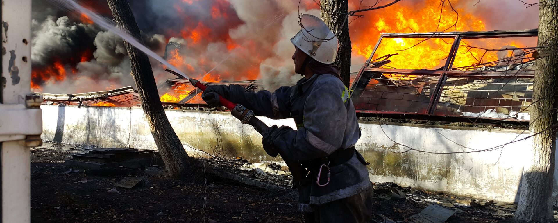 Сотрудник МЧС КР во время тушения пожара. Архивное фото - Sputnik Кыргызстан, 1920, 28.10.2025