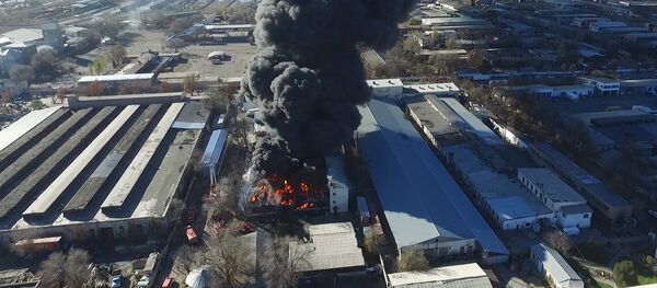 Вид на пожар складе моторных масел с дрона - Sputnik Кыргызстан