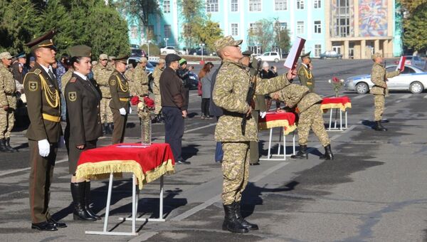 Церемония принятия присяги военнослужащими Юго-западного регионального командования в Оше - Sputnik Кыргызстан