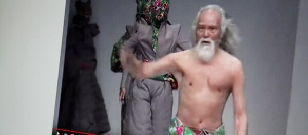 Снимок с видеохостинга Youtube пользователя Weibo Official Channel. 80-летний дедушка-модель Ван Дешунь. - Sputnik Кыргызстан