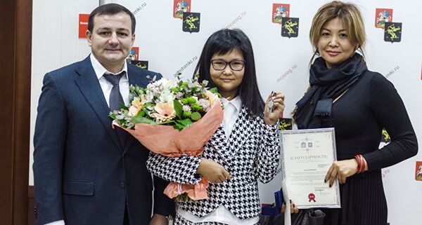 Шахматистка из Казахстана 12-летняя Бибисара Асаубаева, выигравшая на чемпионате мира среди девочек до 12 лет золотую медаль с  матерью Лианой Танжариковой - Sputnik Кыргызстан