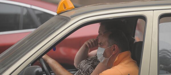 Таксист за рулем автомобиля. Архивное фото - Sputnik Кыргызстан