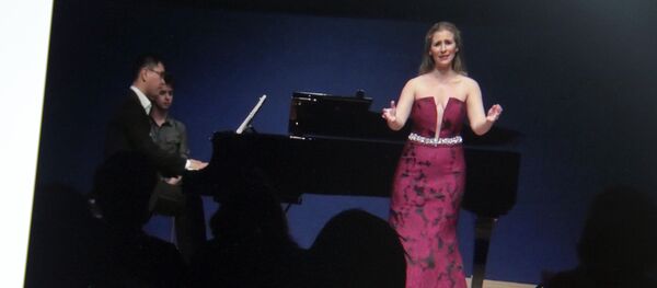 Снимок с видеохостинга Youtube пользователя AZA SYDYKOV. Пианист из Кыргызстана Азамат Сыдыков и американская оперная певица Николетта Раллис - Sputnik Кыргызстан