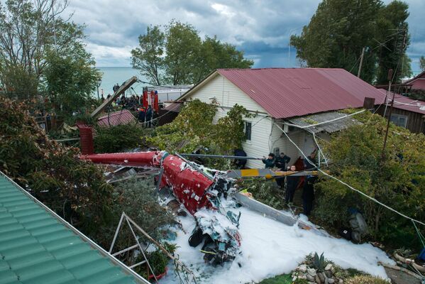 В Сочи вертолет упал на частный дом В Сочи вертолет упал на частный дом - Sputnik Кыргызстан