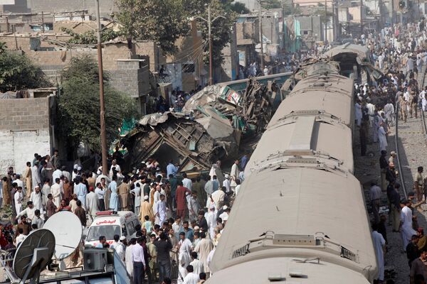 Столкновение двух поездов в районе города Карачи на юге Пакистана - Sputnik Кыргызстан