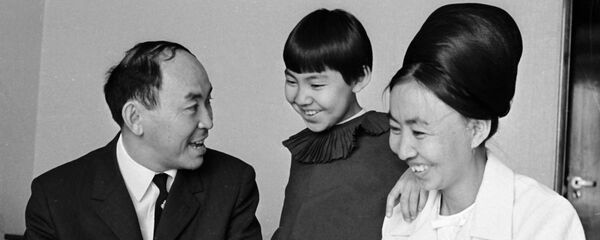 Кыргыз Эл акыны Майрамкан Абылкасымова үй-бүлөсү менен, 1970-жыл. Архив - Sputnik Кыргызстан