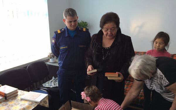 2 ноября военнослужащие российской авиабазы подарили в честь Дня работника культуры Кыргызстана 1 200 книг двум библиотекам. - Sputnik Кыргызстан
