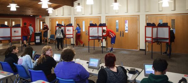 Местные жители на избирательном участке во время выборов. Архивное фото Местные жители на избирательном участке во время выборов. Архивное фото - Sputnik Кыргызстан