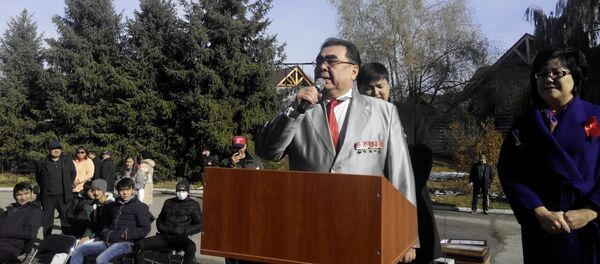 Парад в честь Дня Великой октябрьской социалистической революции в Чолпон-Ате Парад в честь Дня Великой октябрьской социалистической революции в Чолпон-Ате - Sputnik Кыргызстан