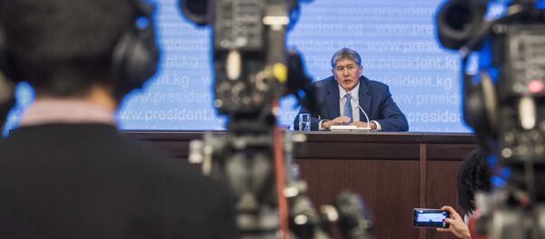 Президент Кыргызской Республики Алмазбек Атамбаев во время пресс-конференции - Sputnik Кыргызстан