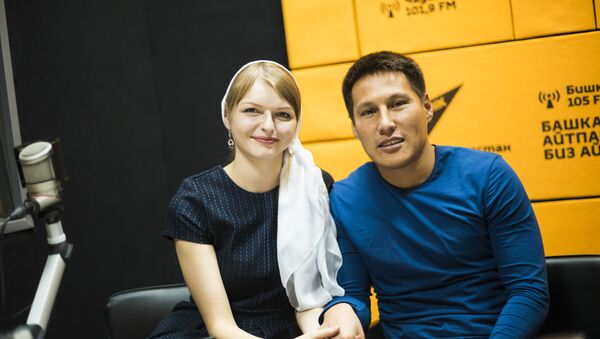 Супруги кыргызстанец Уларбек Бакырдинов и латвийка Анастасия Озерска - Sputnik Кыргызстан