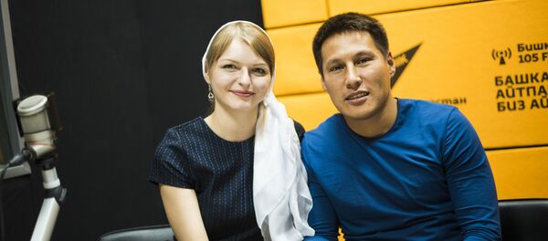 Супруги кыргызстанец Уларбек Бакырдинов и латвийка Анастасия Озерска Супруги кыргызстанец Уларбек Бакырдинов и латвийка Анастасия Озерска - Sputnik Кыргызстан