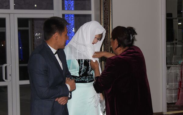 Анастасия Озерска: на свадьбе мы с Уларбеком посоветовались и решили, что я буду в платье с кыргызским орнаментом - Sputnik Кыргызстан