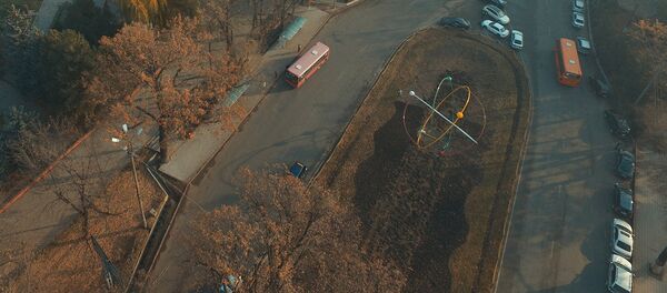 Планетарная модель атома в Бишкеке — аэросъемка установки символа науки - Sputnik Кыргызстан