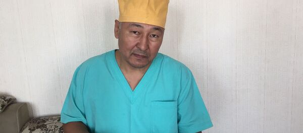 Улуттук госпиталдын кулак-мурун оорулары бөлүмүнүн дарыгери Жолчубек Жумабеков - Sputnik Кыргызстан