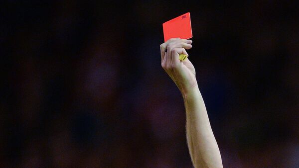 Судья футбольного матча показывает красную карточку. Архивное фото - Sputnik Кыргызстан