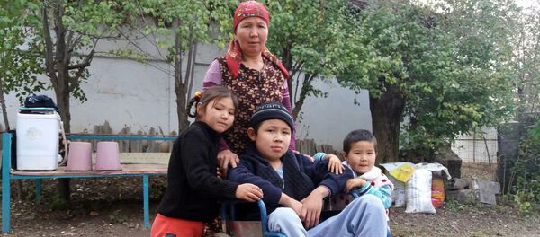 Помощь семье Гульмире Жакыповой у которой шестеро детей - Sputnik Кыргызстан