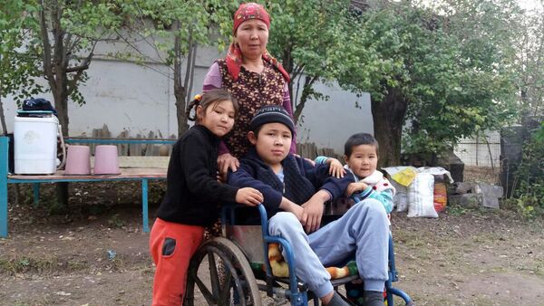 Помощь семье Гульмире Жакыповой у которой шестеро детей - Sputnik Кыргызстан