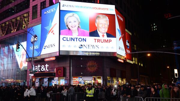 Горожане на площади Таймс-сквер в Нью-Йорке у экранов с предварительными итогами подсчета голосов на выборах президента США. Архивное фото - Sputnik Кыргызстан
