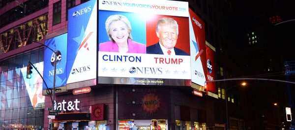 Горожане на площади Таймс-сквер в Нью-Йорке у экранов с предварительными итогами подсчета голосов на выборах президента США. - Sputnik Кыргызстан