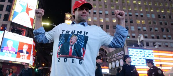 Сторонник кандидата в президенты США от Республиканской партии Дональда Трампа на площади Таймс-сквер в Нью-Йорке у экранов с предварительными итогами подсчета голосов на выборах президента США. - Sputnik Кыргызстан