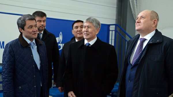 Президент Алмазбек Атамбаев принял участие в церемонии открытия физкультурно-оздоровительного комплекса в городе Ош - Sputnik Кыргызстан