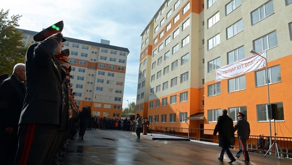 Вручение президента Алмазбека Атамбаева ключей от новых квартир сотрудникам милиции - Sputnik Кыргызстан