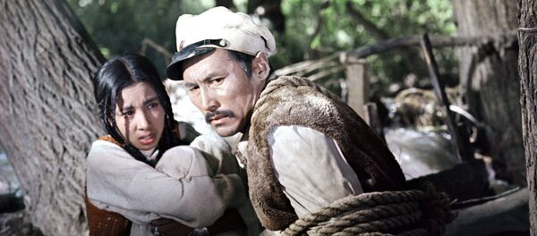 Дилором Камбарова и Суйменкул Чокморов Дилором Камбарова и Суйменкул Чокморов - Sputnik Кыргызстан