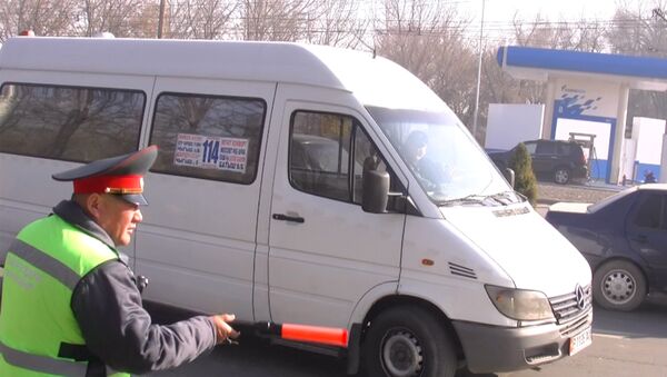 Рейд: милиция маршруттук таксилерди аңдыды - Sputnik Кыргызстан