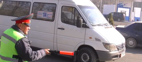 Рейд: милиция маршруттук таксилерди аңдыды - Sputnik Кыргызстан