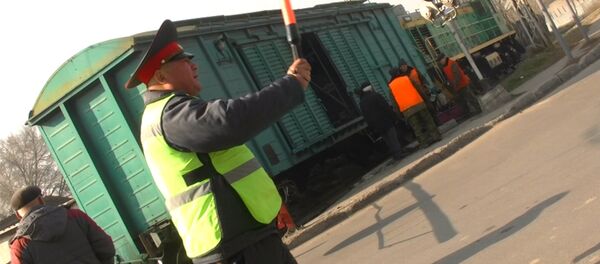 Сошедшие с рельс вагоны стали причиной пробки — кадры с места ЧП в Бишкеке - Sputnik Кыргызстан