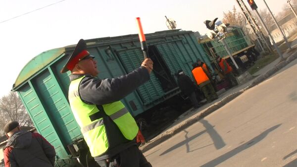 Сошедшие с рельс вагоны стали причиной пробки — кадры с места ЧП в Бишкеке - Sputnik Кыргызстан