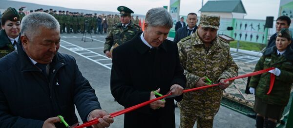 Президент Алмазбек Атамбаев во время церемонии открытия пограничной заставы в селе Чон-Кара Баткенской области - Sputnik Кыргызстан