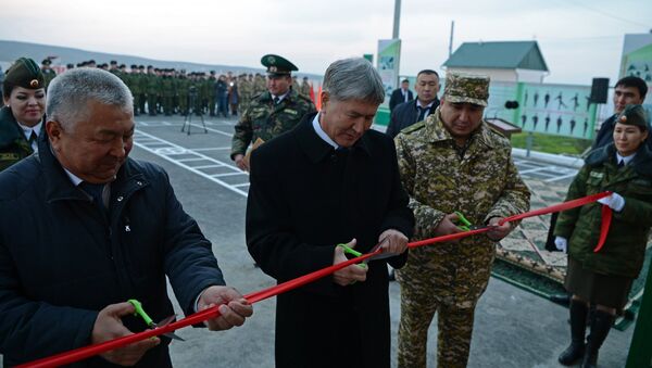 Президент Алмазбек Атамбаев Чоң-Кара айылындагы чек ара заставасынын ачылышында - Sputnik Кыргызстан