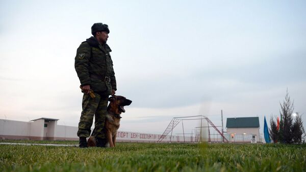 Сотрудник пограничной службы с служебной собакой в пограничной заставе. Архивное фото - Sputnik Кыргызстан