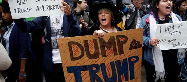 Жители Нью-Йорка на митинге в Нью-Йорке против избрания Дональда Трампа - Sputnik Кыргызстан