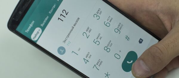 Архивное фото человека который набирает на телефоне экстренный номер 112 - Sputnik Кыргызстан