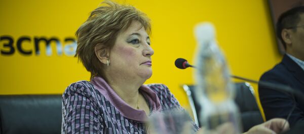 Заместитель главного врача Республиканского центра наркологии Татьяна Борисова на пресс-конференции по вопросу запрета продажи алкоголя после 22.00 в Кыргызстане в мультимедийном пресс-центре Sputnik Кыргызстан Заместитель главного врача Республиканского центра наркологии Татьяна Борисова на пресс-конференции по вопросу запрета продажи алкоголя после 22.00 в Кыргызстане в мультимедийном пресс-центре Sputnik Кыргызстан - Sputnik Кыргызстан