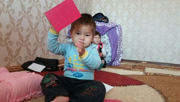 Смех Исхака — кадры из квартиры семьи спавшего на картоне малыша - Sputnik Кыргызстан