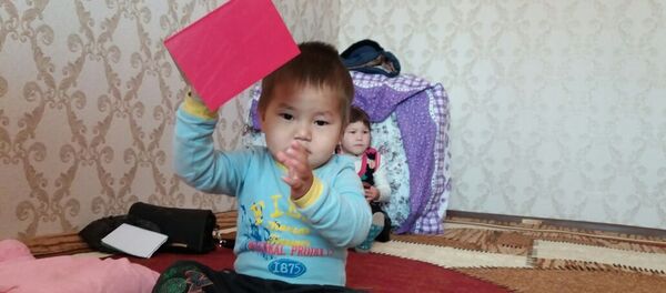 Смех Исхака — кадры из квартиры семьи спавшего на картоне малыша - Sputnik Кыргызстан