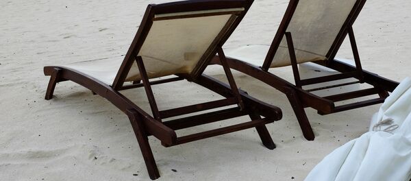 Пустыне шезлонги на пляже. Архивное фото - Sputnik Кыргызстан