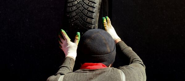 Работа шиномонтажной мастерской в Великом Новгороде Работа шиномонтажной мастерской в Великом Новгороде - Sputnik Кыргызстан