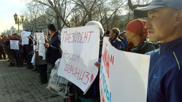 Митинг против закрытия рынка Дыйкан у здания Жогорку Кенеша - Sputnik Кыргызстан