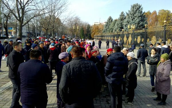 У здания Жогорку Кенеша проходит митинг более 100 торговцев против закрытия рынка Дыйкан. - Sputnik Кыргызстан