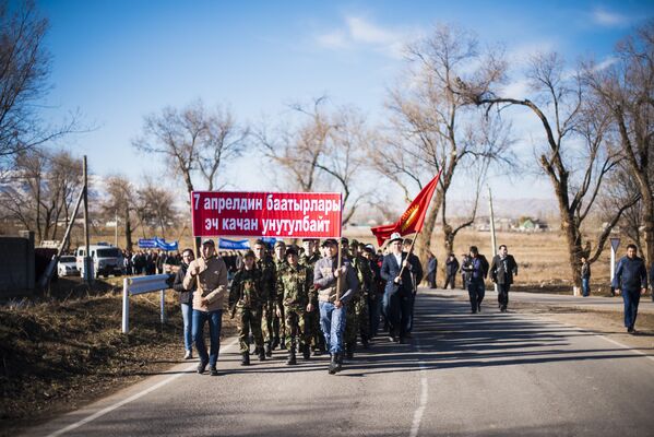 Пеший марш людей с ОВЗ в Воронцовке - Sputnik Кыргызстан