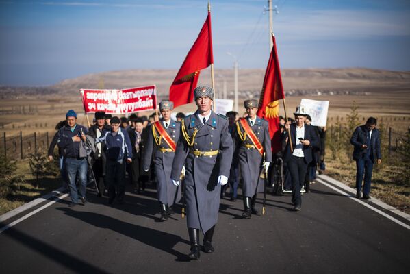 Пеший марш людей с ОВЗ в Воронцовке - Sputnik Кыргызстан