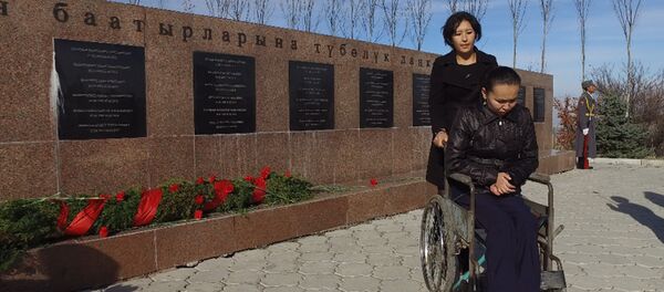 Люди с ОВЗ прошли маршем и почтили память героев 7 апреля - Sputnik Кыргызстан