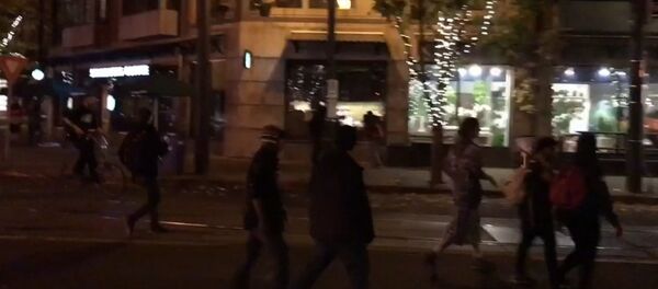 Протестующие против победы Трампа били витрины магазинов в Портленде - Sputnik Кыргызстан