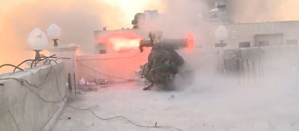 Бои за Алеппо: стрельба из гранатометов и дым над кварталом Аль-Асад - Sputnik Кыргызстан