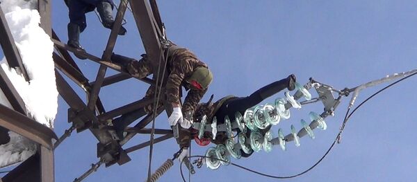 Электрики рискуют ради света в домах — кадры с ликвидации аварии на ЛЭП - Sputnik Кыргызстан